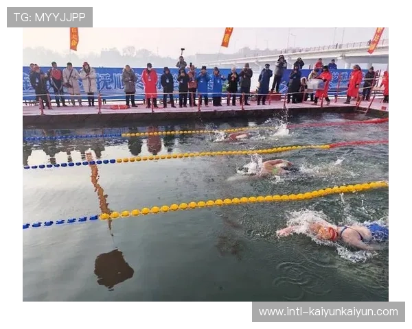 大连冬泳赛成国际交流平台，中俄选手赛后交流经验以泳会友