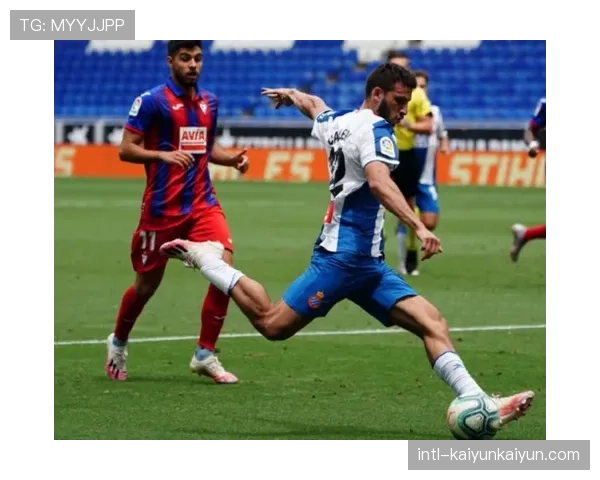 特写:西班牙人主场球迷向遭遇重伤的对手球员致以掌声