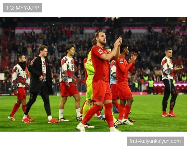 特写:比赛结束后,勒沃库森球员集体走向客队球迷看区致谢